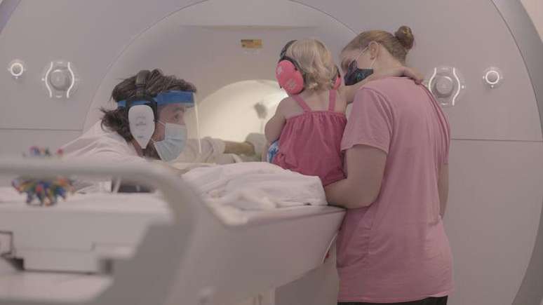 O professor Turk-Browne e sua equipe foram pioneiros em uma maneira de examinar o cérebro de bebês enquanto eles estão acordados e ativos.