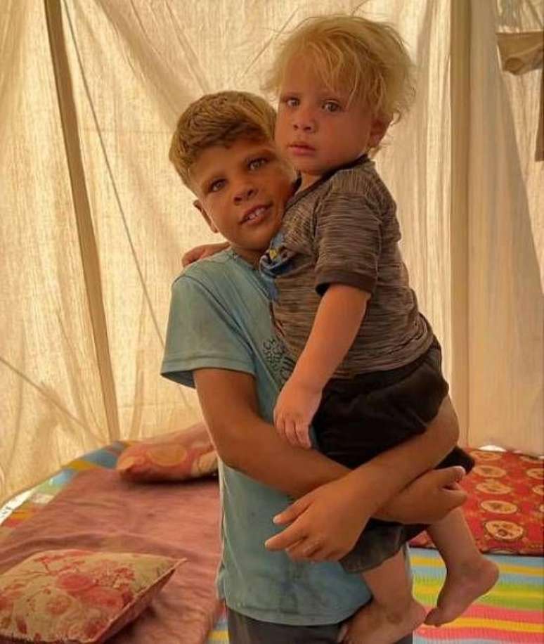 Depois de ver o v&iacute;deo, uma organiza&ccedil;&atilde;o humanit&aacute;ria eg&iacute;pcia procurou por Jadoua e seu irm&atilde;ozinho por tr&ecirc;s dias at&eacute; que eles foram encontrados e devolvidos a seus pais