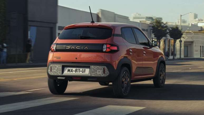 Tampa do porta-malas muda e barra preta une as novas lanternas