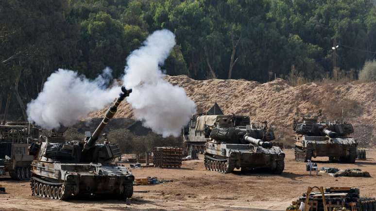 Tanques israelenses atiram em direção à Faixa de Gaza, perto da fronteira entre Israel e o enclave palestino neste domingo, 28 de setembro de 2025. Tanques israelenses atiram em direção à Faixa de Gaza, perto da fronteira entre Israel e o enclave palestino neste domingo, 28 de setembro de 2025.