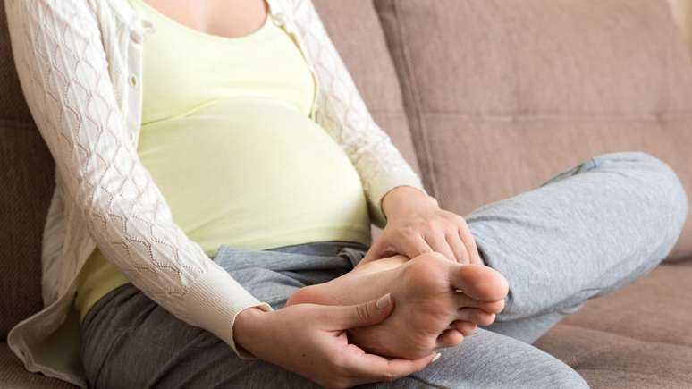Durante a gravidez, os pés podem crescer devido a mudanças hormonais e de peso; veja dicas para manter os cuidados com a saúde Durante a gravidez, os pés podem crescer devido a mudanças hormonais e de peso; veja dicas para manter os cuidados com a saúde