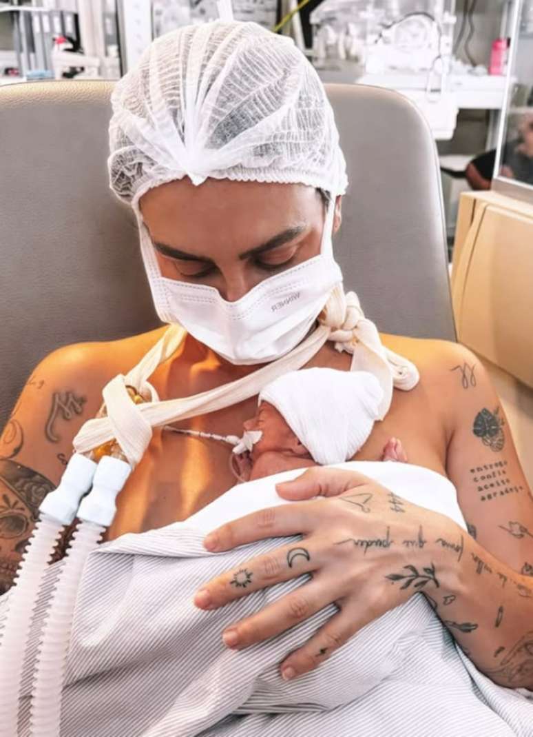 Clara Maia publishes photos with Theo, son who was born premature and celebrates: “First tour”