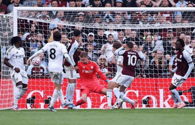 Emiliano Buendia chuta para fazer  o terceiro gol do Aston Villa sobre o Fulham.