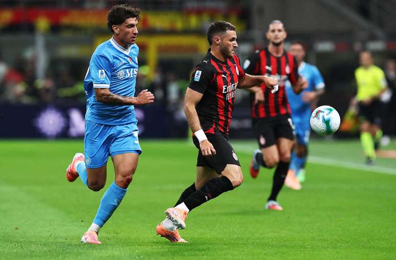 Santiago Giménez, in Milan, in the ball with Naples Milinkovic-Savic-