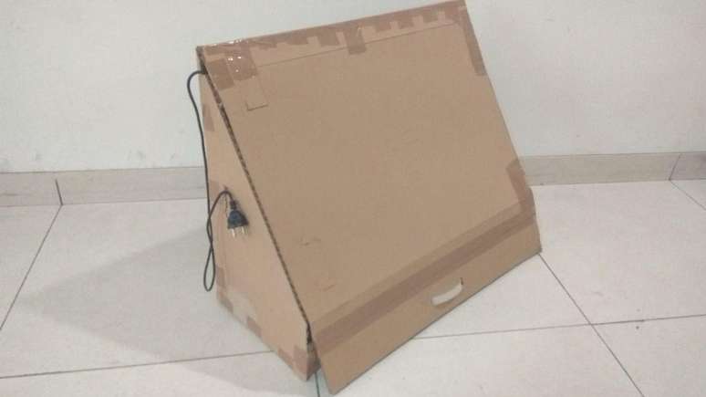 Prot&oacute;tipo de uma sapateira de dois pares equipada com uma l&acirc;mpada UVC para matar bact&eacute;rias causadoras de odores