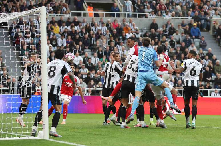 Momento do gol marcado por Gabriel Magalhães na virada do Arsenal sobre o Newcastle – Momento do gol marcado por Gabriel Magalhães na virada do Arsenal sobre o Newcastle –
