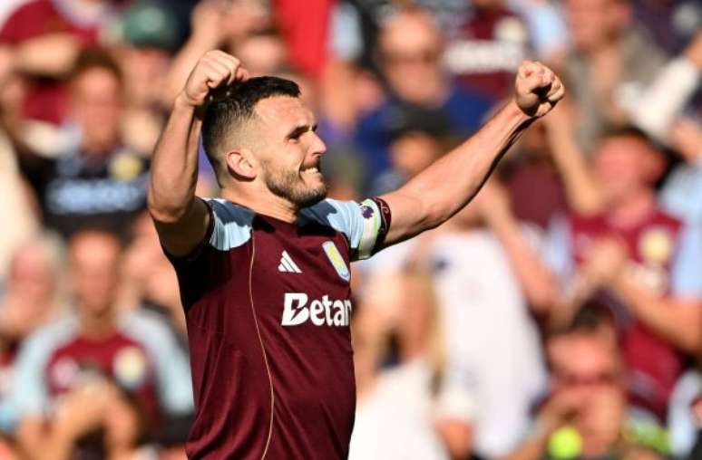 Emiliano Buendia chuta para fazer  o terceiro gol do Aston Villa sobre o Fulham.