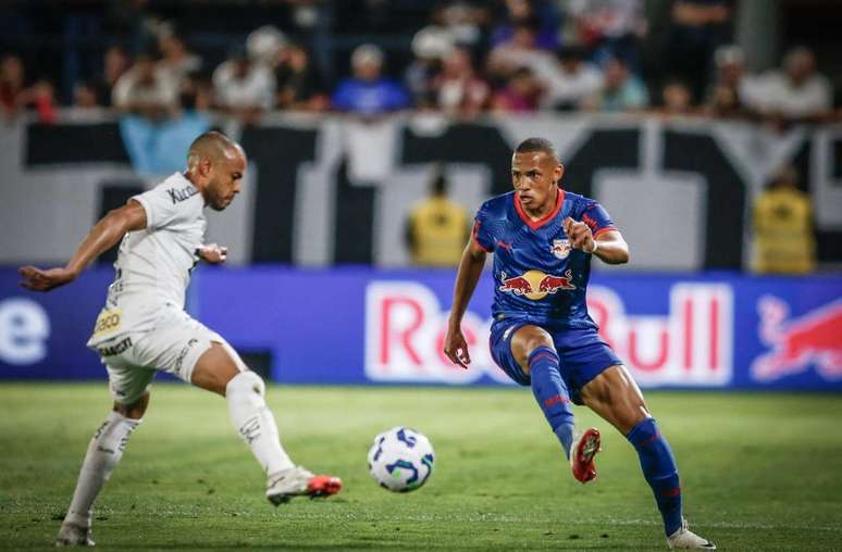 Jhon Jhon e Mayke, que jogaram juntos no Palmeiras, disputam bola em Bragantino x Santos – Jhon Jhon e Mayke, que jogaram juntos no Palmeiras, disputam bola em Bragantino x Santos –