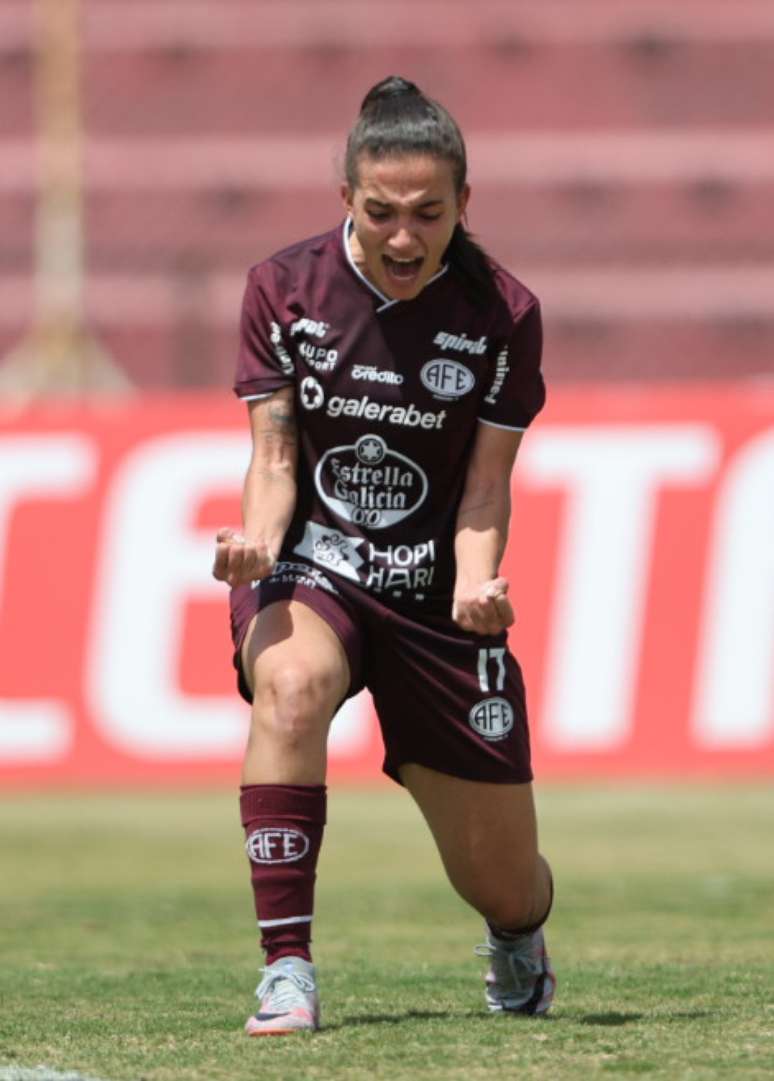 Júlia Beatriz vibra com segundo gol da Ferroviária 