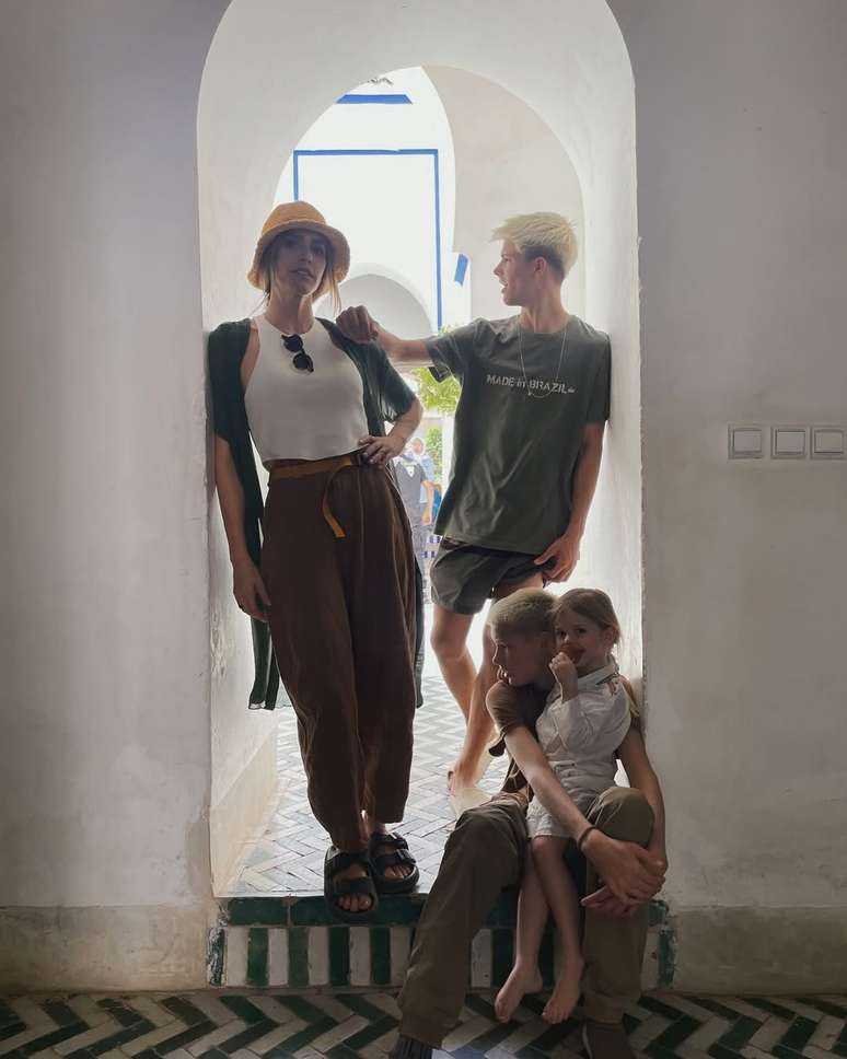 Fernanda Lima, João, Francisco and her younger daughter