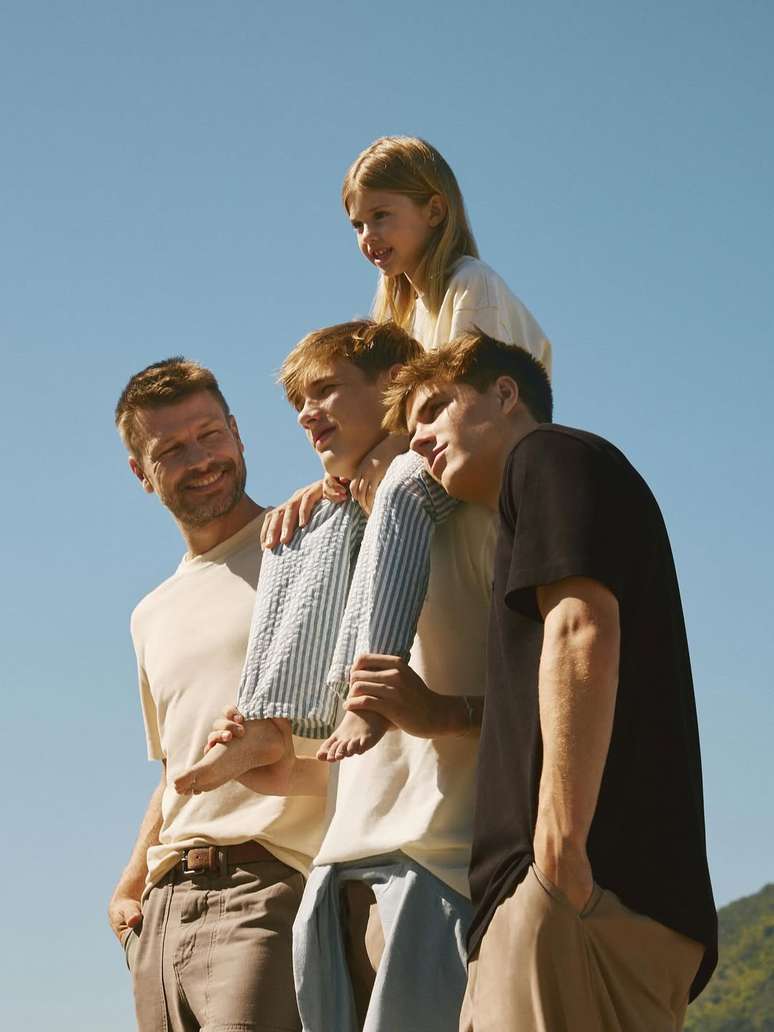 Rodrigo Hilbert with his three children