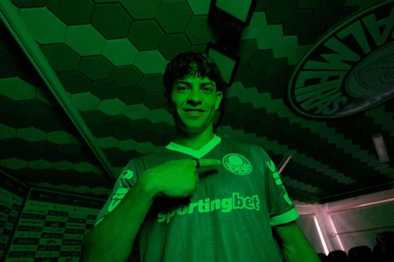 Palmeiras acerta renova&ccedil;&atilde;o de contrato com o lateral-direito Giay &ndash;