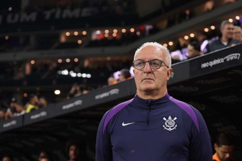 Dorival Júnior desaprovou arbitragem e absolveu Yuri Alberto por erro em cavadinha Dorival Júnior desaprovou arbitragem e absolveu Yuri Alberto por erro em cavadinha