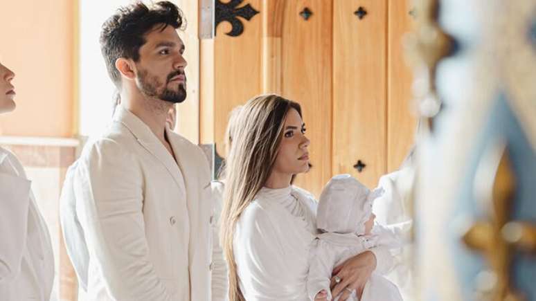The flower -shaped cake steals the scene in the luxurious baptism of Luan Santana’s daughter