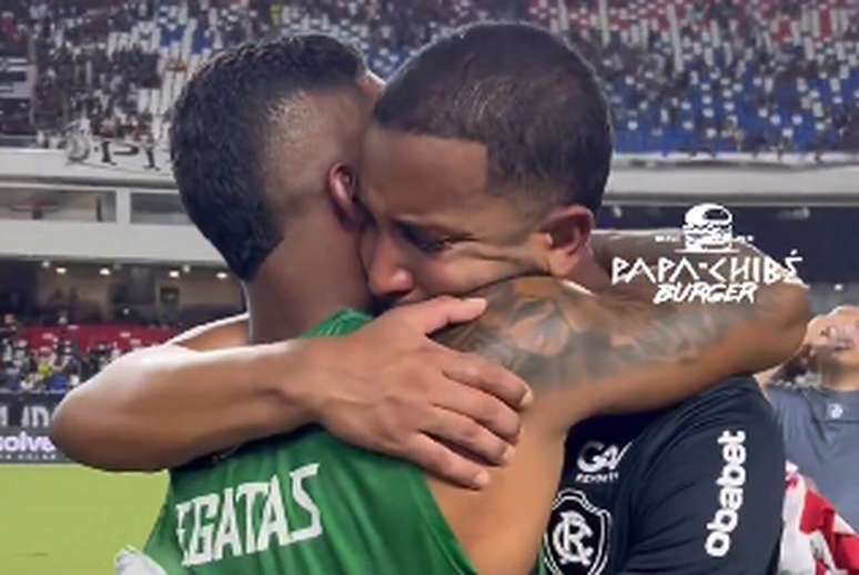 Jorge recebe o carinho dos companheiros ap&oacute;s o jogo &ndash;