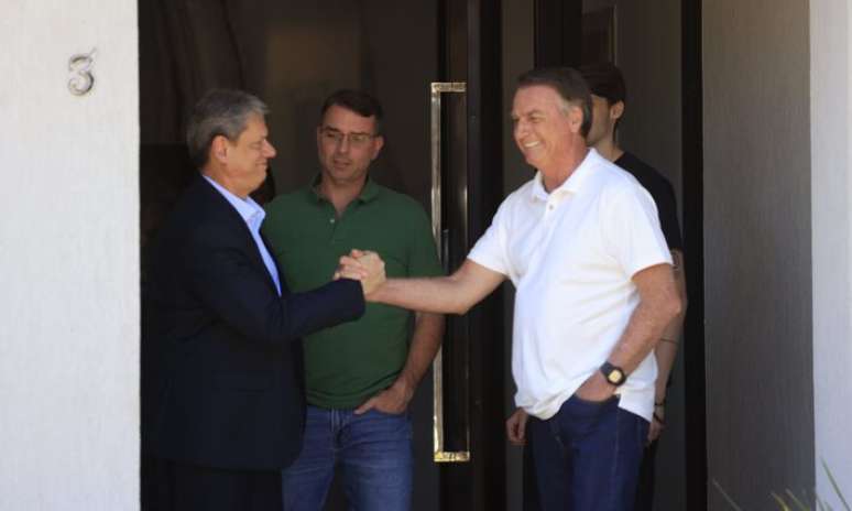 O ex-presidente Jair Bolsonaro que cumpre pris&atilde;o domiciliar, recebe a visita do governador da cidade de S&atilde;o Paulo, no in&iacute;cio da tarde desta segunda-feira 29, em Bras&iacute;lia