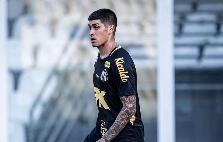 Treino na Vila Belmiro contou com a presen&ccedil;a de Adonis &ndash;