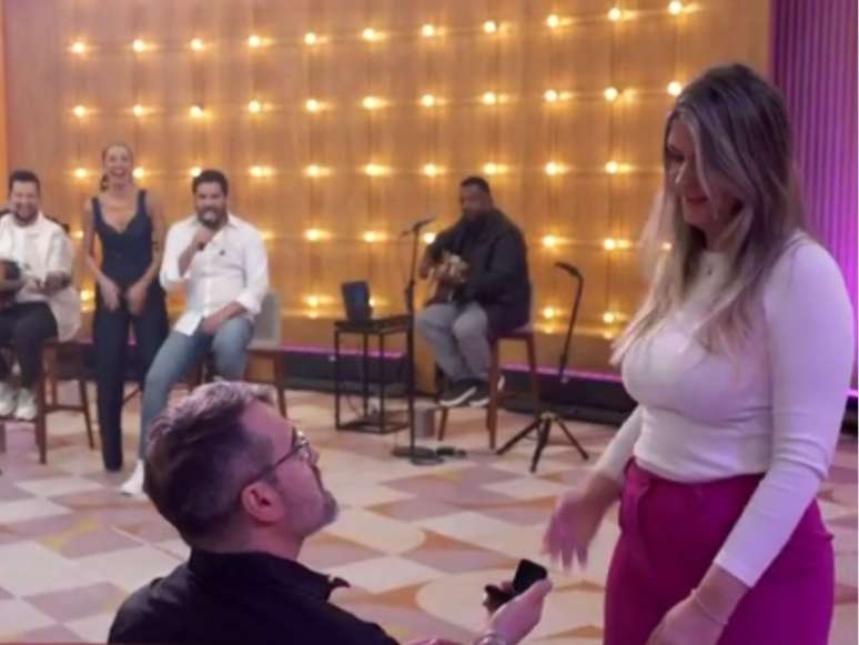 Casal protagonizou pedido de casamento no "Encontro com Patr&iacute;cia Poeta" (Reprodu&ccedil;&atilde;o: Globoplay)