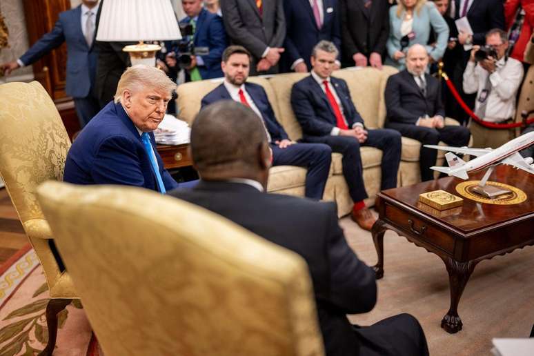 Trump, que antes de chegar à Presidência foi apresentador de reality show, costuma conduzir reuniões no Salão Oval diante das câmeras Trump, que antes de chegar à Presidência foi apresentador de reality show, costuma conduzir reuniões no Salão Oval diante das câmeras