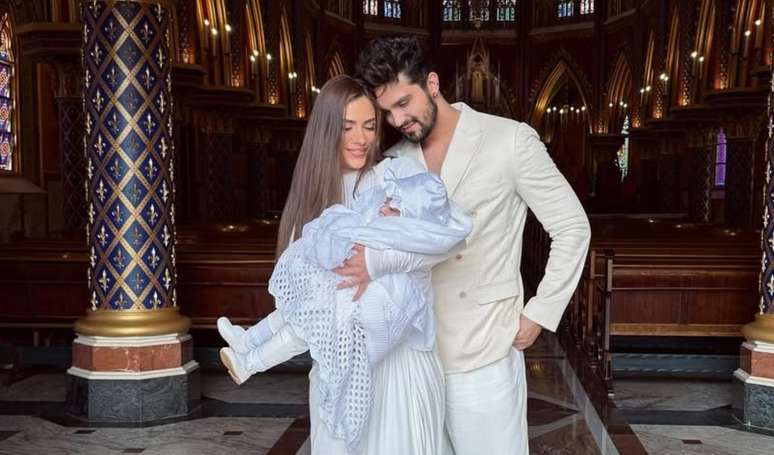 Batizado da filha de Luan Santana e Jade Magalhães rouba a cena com bolo minimalista e luxuoso.