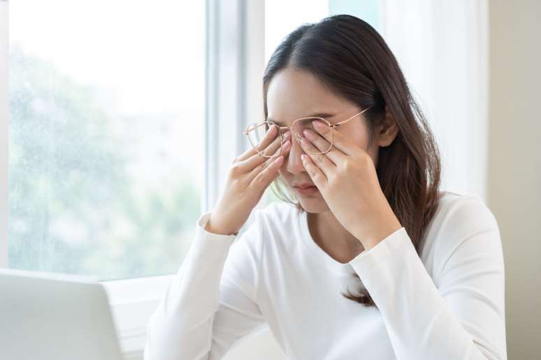 A sensa&ccedil;&atilde;o de que uma cortina escura impede a vis&atilde;o n&iacute;tida deve ser avaliada por um m&eacute;dico 