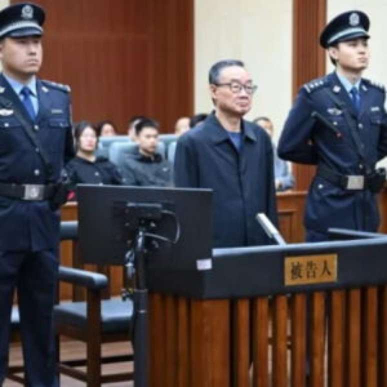 Ex-ministro da Agricultura chinês condenado à morte por corrupção. Ex-ministro da Agricultura chinês condenado à morte por corrupção.