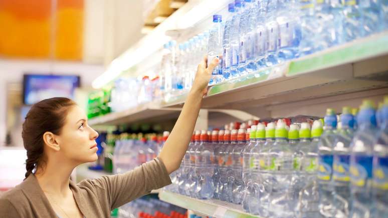 Estudos recentes demonstram que a &aacute;gua engarrafada cont&eacute;m mais part&iacute;culas de micropl&aacute;stico do que se pensava