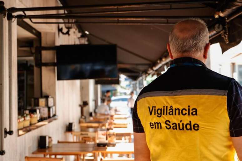 Força-tarefa fiscalizou comércios suspeitos de vender bebidas adulteradas.