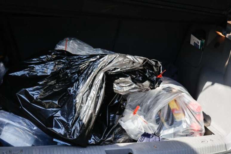 Polícia Civil apreendeu 117 garrafas de bebidas sem rótulos e sem comprovação de procedência.