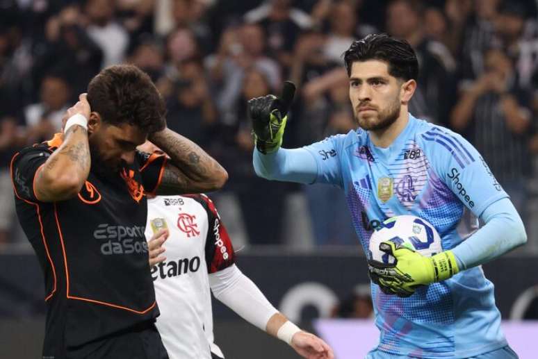 Yuri Alberto desperdi&ccedil;ou p&ecirc;nalti ainda no primeiro tempo de Corinthians x Flamengo.