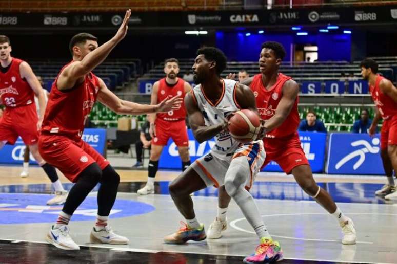 The player marks the basket against the NBB opening tournament game; Watch the video
