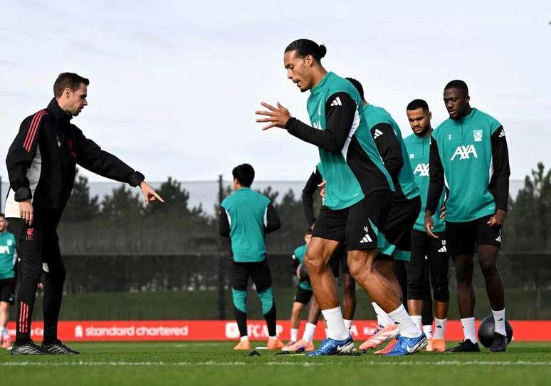 Jogadores do Liverpool durante treinamento da equipe &ndash;