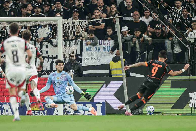 Rossi durante a vit&oacute;ria do Flamengo na Neo Qu&iacute;mica Arena &ndash;