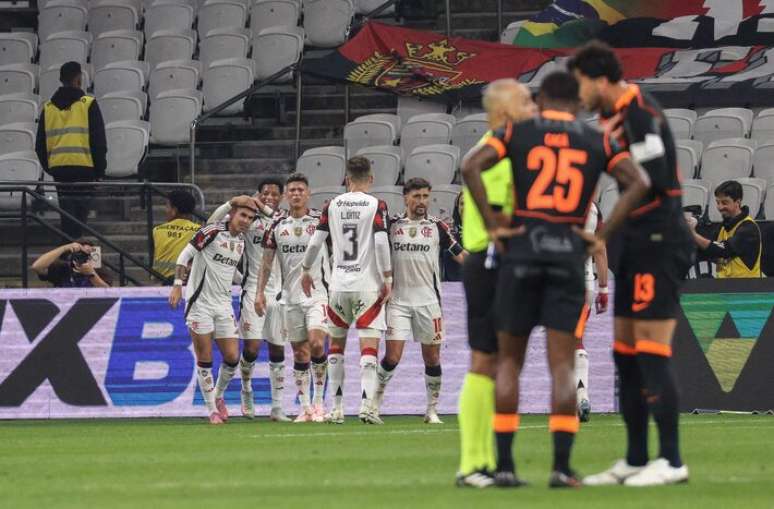 Vitória em Itaquera faz Flamengo ter 'rodada perfeita' no Brasileirão. Vitória em Itaquera faz Flamengo ter 'rodada perfeita' no Brasileirão.