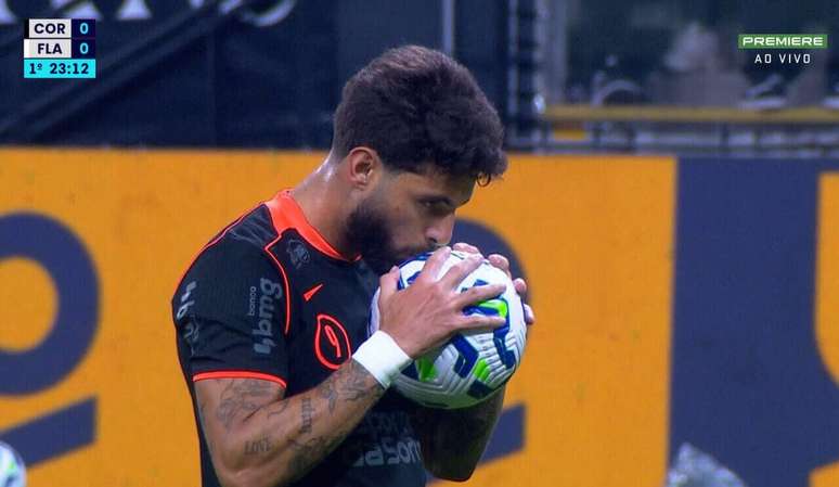 Yuri Alberto beija a bola antes de cobrar o p&ecirc;nalti.