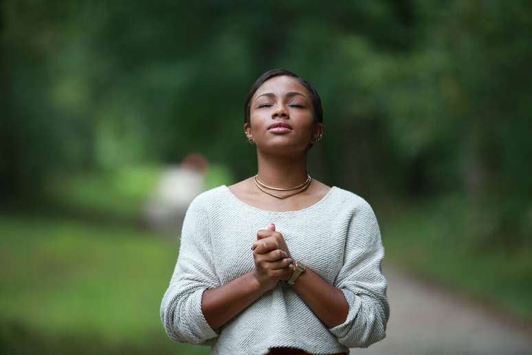 Ora&ccedil;&otilde;es e simpatias para os arcanjos Miguel, Gabriel e Rafael clamam por prote&ccedil;&atilde;o, prosperidade e harmonia 
