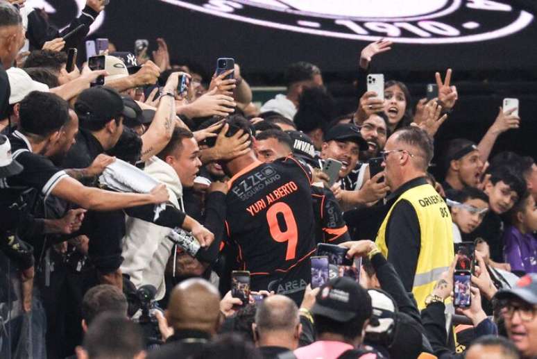 Yuri Alberto comemora seu gol com a torcida na arquibancada Yuri Alberto comemora seu gol com a torcida na arquibancada