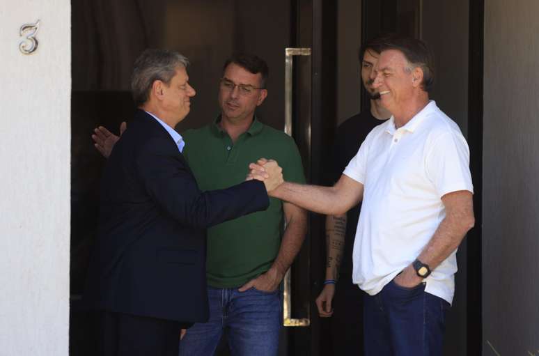 Tarcísio de Freitas (Republicanos), governador de São Paulo, visitou o ex-presidente Jair Bolsonaro (PL), que cumpre prisão domiciliar em Brasília (DF)