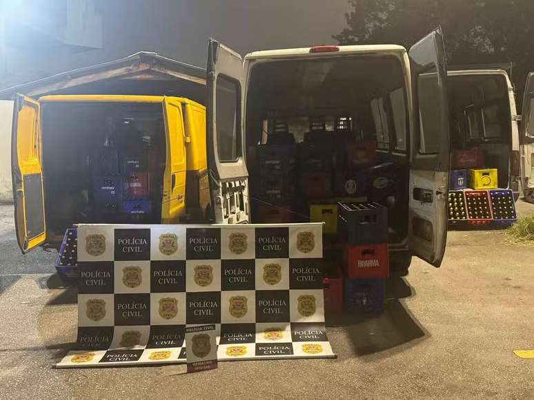 Parte das bebidas adulteradas apreendidas em um galpão clandestino na periferia de Ferraz de Vasconcelos, na Grande São Paulo.