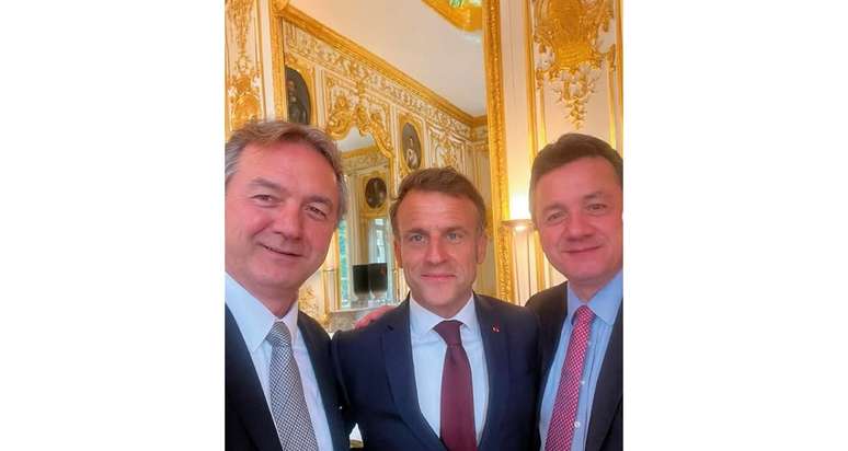 In Paris, Joesley Batista alongside French President Emmanuel Macron and his brother and partner, Wesley Batista