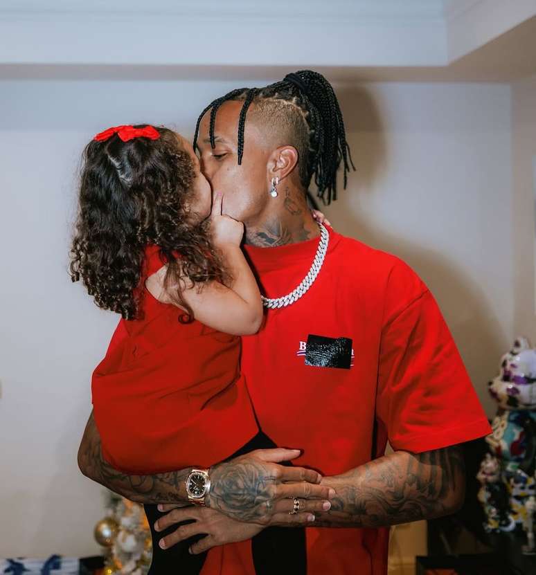 Éder Militão beija sua filha, Cecília
