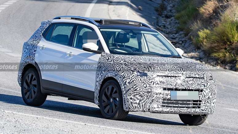 Novo Volkswagen T-Cross 2027 flagrado em testes na Europa