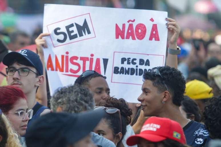 Cartaz em manifestação no Rio de Janeiro contra a anistia a presos do 8 de Janeiro.