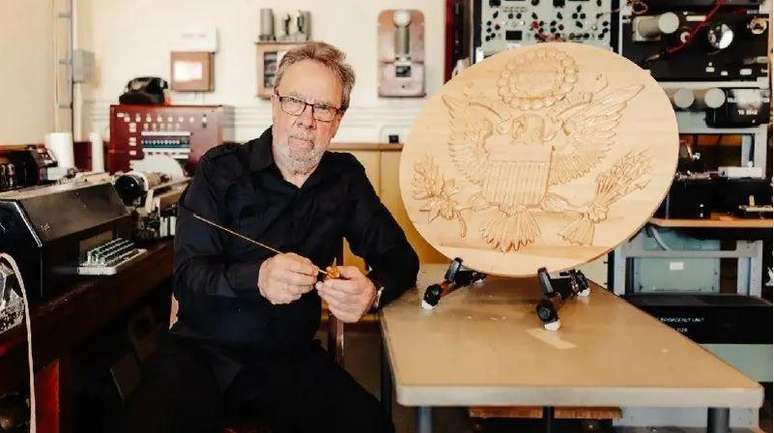 O especialista em contraespionagem John Little construiu sua pr&oacute;pria r&eacute;plica do dispositivo