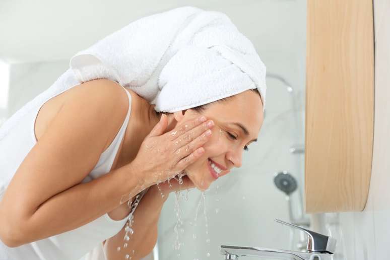 It is important to maintain a soft cleaning of the skin, washing the face twice a day 