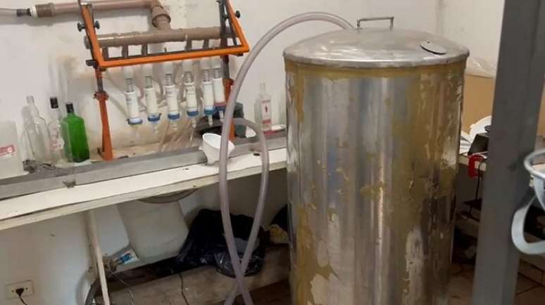 The farm inside SP has been used to falsify and pack whiskey, gin and vodka, the police underline the police