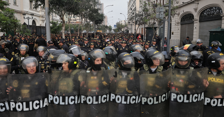 Confrontos entre pol&iacute;cia e manifestantes foram registrados no centro de Lima durante protestos