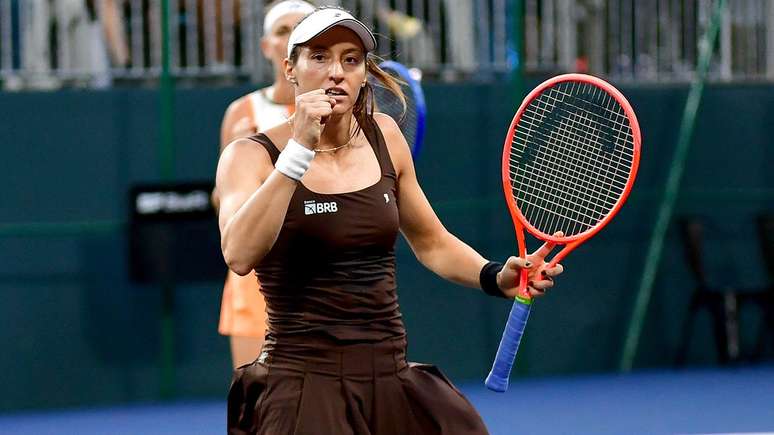 Luisa Stefani turns and joins Wednesday in Beijing