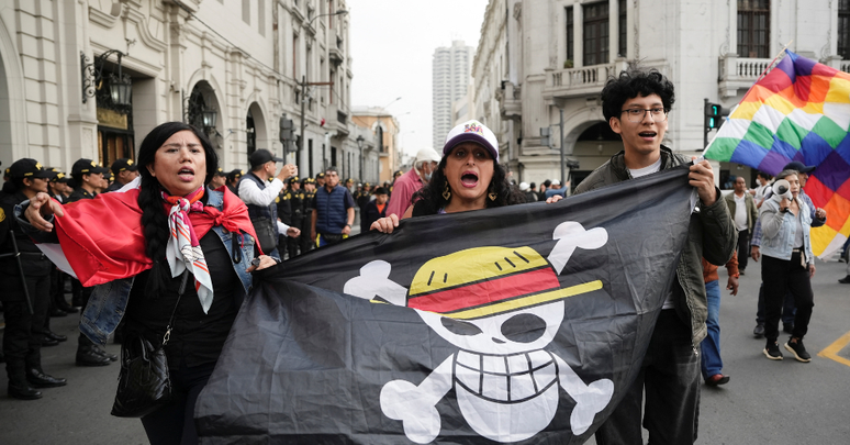 A bandeira pirata de um desenho animado japon&ecirc;s &eacute; um dos emblemas dos manifestantes
