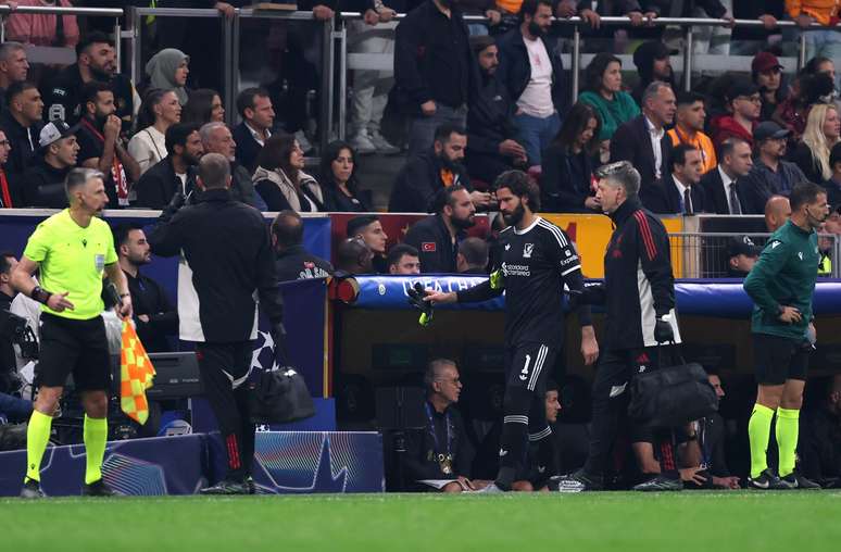 Alisson saindo de campo na derrota para o Galatasaray 
